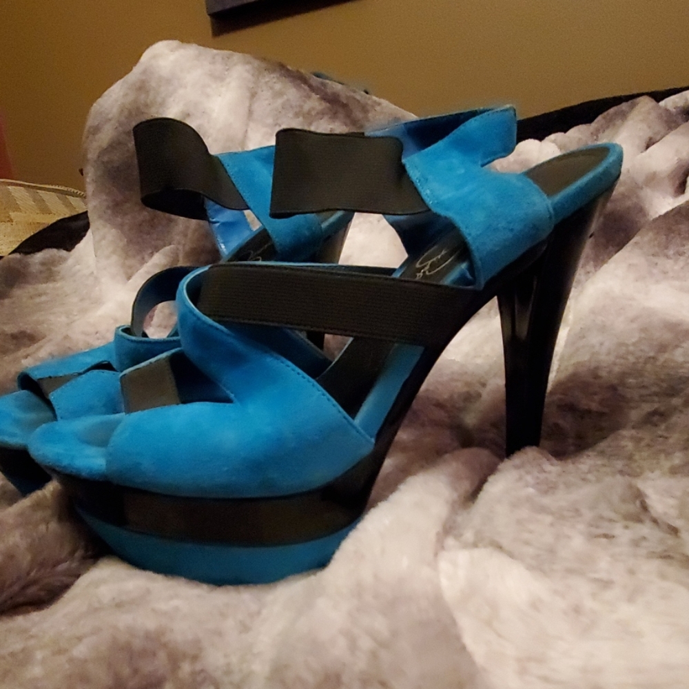 Heels - Picture 2 of 3